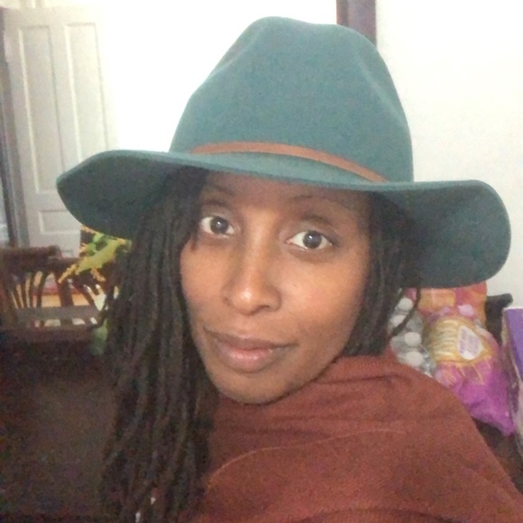 Meet your Posher, Ebony - Picture 3 of 10